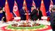 Pemimpin Korea Utara Kim Jong Un (kanan) mengangkat gelas bersama Presiden Cina Xi Jinping (kiri) dalam jamuan makan malam di Mokran House, Pyongyang Pemimpin Korea Utara Kim Jong Un (kanan) mengangkat gelas bersama Presiden Cina Xi Jinping (kiri) dalam jamuan makan malam di Mokran House, Pyongyang