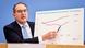 Alexander Dobrindt apunta a una gráfica. Alexander Dobrindt apunta a una gráfica.
