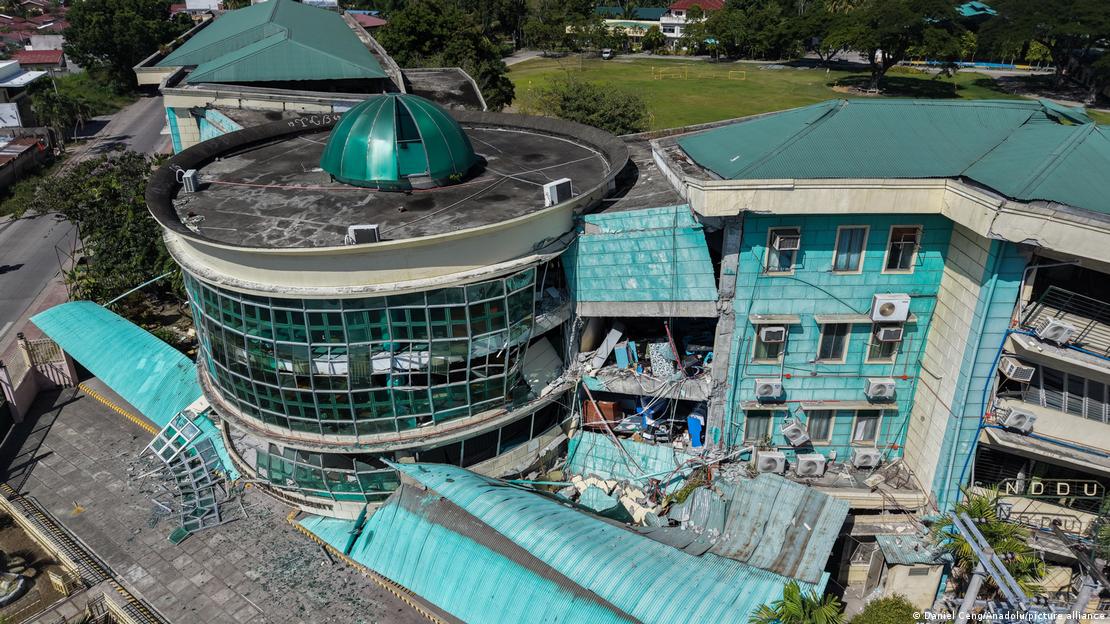 General Santos, Filipinas, 2026: vista aérea de una universidad derruida tras el terremoto.