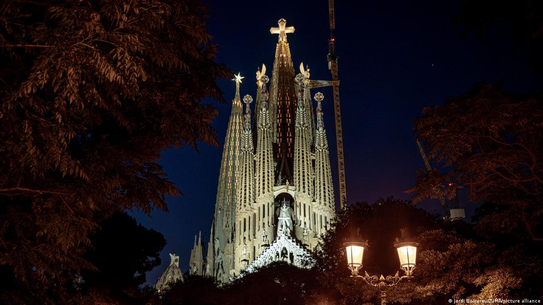 La fachada de la Pasión de la Sagrada Familia de Antoni Gaudí se ve iluminada de noche en Barcelona antes de la esperada visita del Papa León XIV. (08.06.2026) La fachada de la Pasión de la Sagrada Familia de Antoni Gaudí se ve iluminada de noche en Barcelona antes de la esperada visita del Papa León XIV. (08.06.2026)