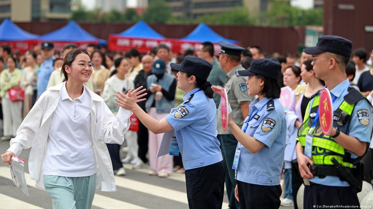 图为今年6月7日高考首日，在陕西渭南市的一处考场。