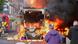 Varias personas observan cómo arde un vehículo durante una manifestación en el este de Belfast, tras un ataque con arma blanca en la ciudad el martes 09.06.2026. Varias personas observan cómo arde un vehículo durante una manifestación en el este de Belfast, tras un ataque con arma blanca en la ciudad el martes 09.06.2026.