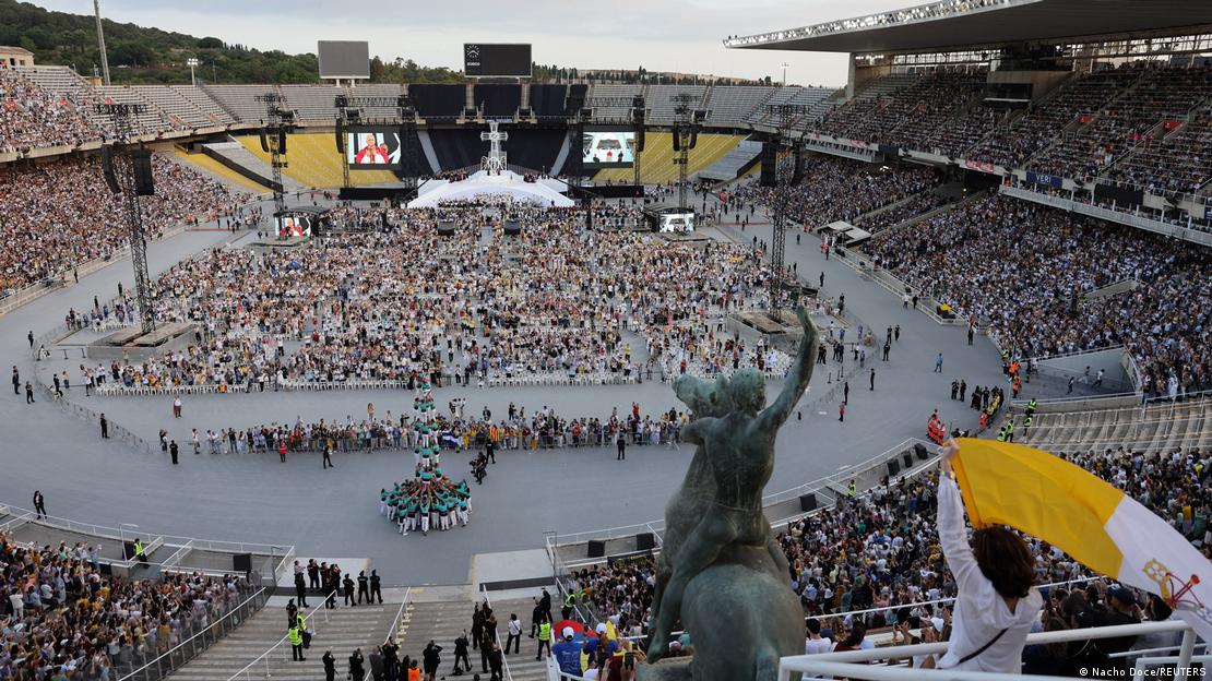 La visita ha atraído a grandes multitudes desde que el Papa llegó a España el sábado. En Barcelona, miles de personas se reunieron en el Estadio Olímpico Lluís Companys. (09.06.2026) La visita ha atraído a grandes multitudes desde que el Papa llegó a España el sábado. En Barcelona, miles de personas se reunieron en el Estadio Olímpico Lluís Companys. (09.06.2026)