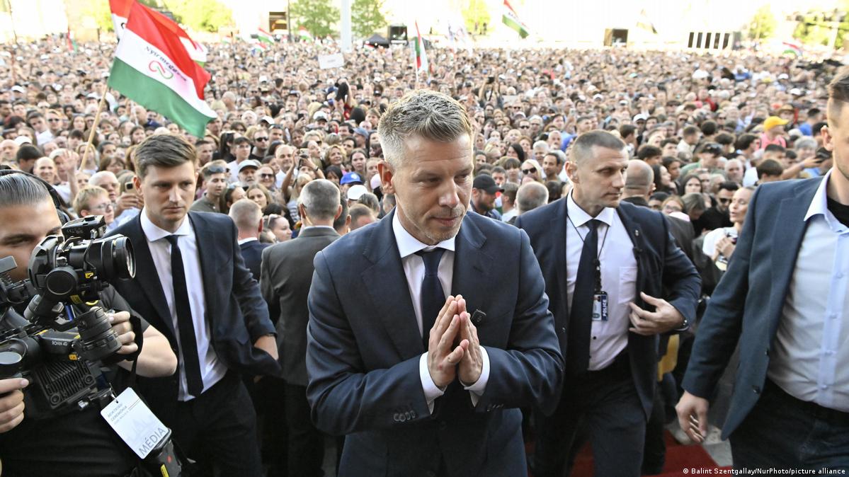 Macaristanın yeni baş naziri Peter Magyar bazar ertəsi keçmiş nazirə görə 'mafya sistemi'ni dağıtmaq üçün vaxt itirmir. Şəkil: Balint Szentgallay/NurPhoto/picture alliance