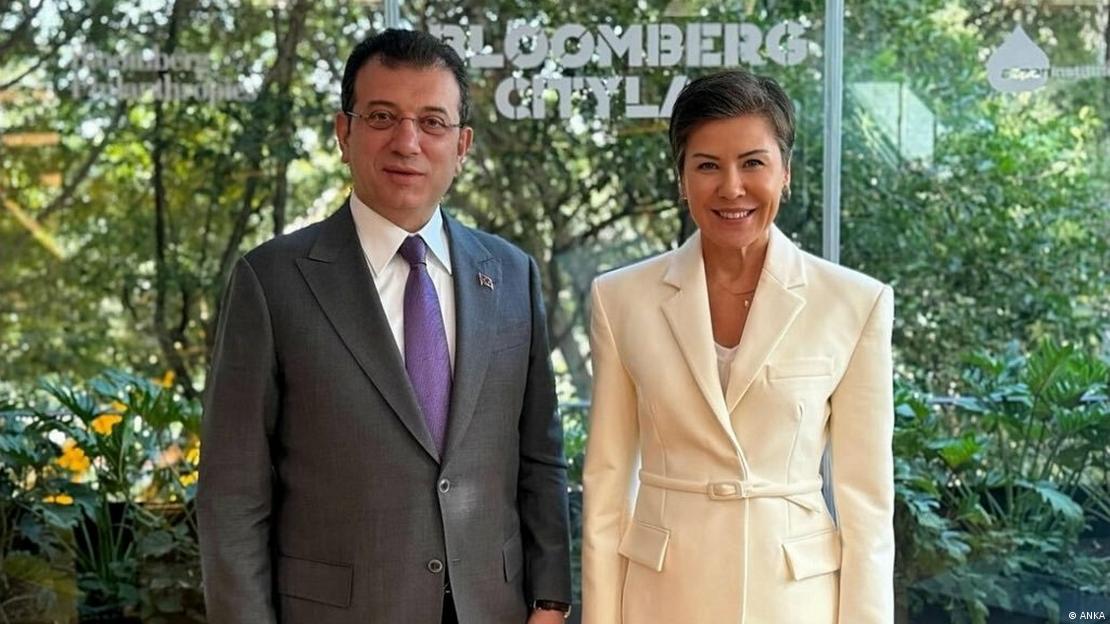 Tutuklu İBB Başkanı Ekrem İmamoğlu (solda) ve Medya AŞ Genel Müdürü Fatoş Pınar Türker yan yana ayakta poz veriyor Tutuklu İBB Başkanı Ekrem İmamoğlu (solda) ve Medya AŞ Genel Müdürü Fatoş Pınar Türker yan yana ayakta poz veriyor