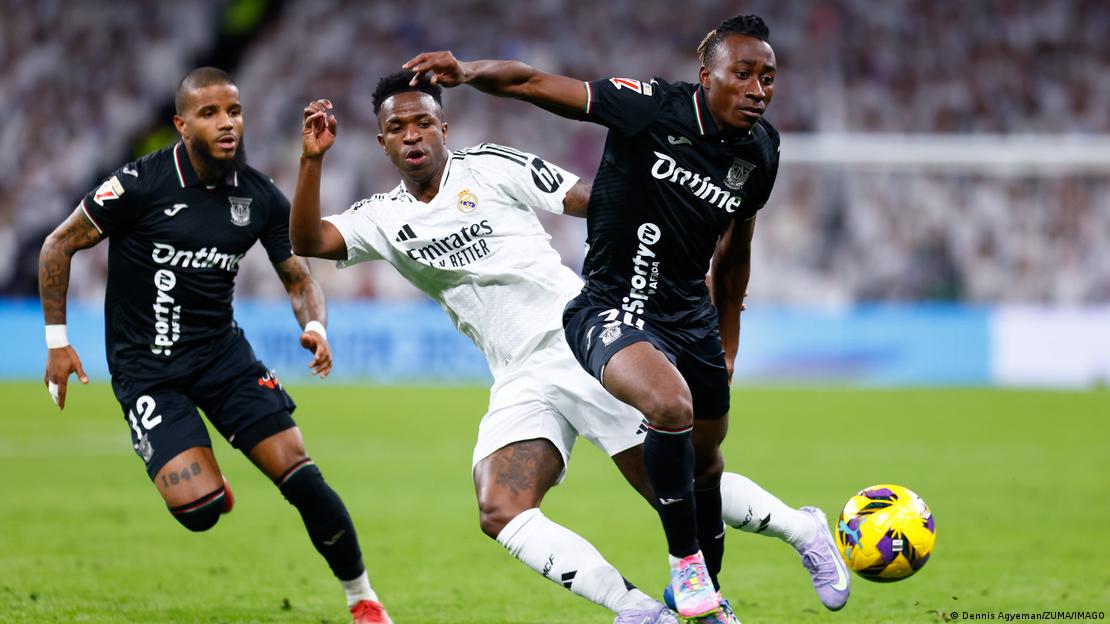 Vinicius (al centro) aportará veteranía y juventud al mismo tiempo en la selección de Brasil. Yan Diomande (a la derecha) jugará con Costa de Marfil en el grupo de Alemania.
