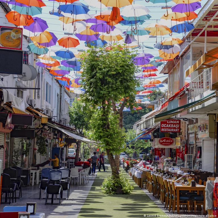 dw.com - Martin Kuebler - As the world heats up, cities work to cool down