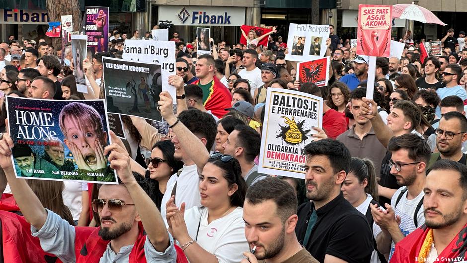 Noje cirher cajtung: Albanski demonstranti gledaju ka Srbiji