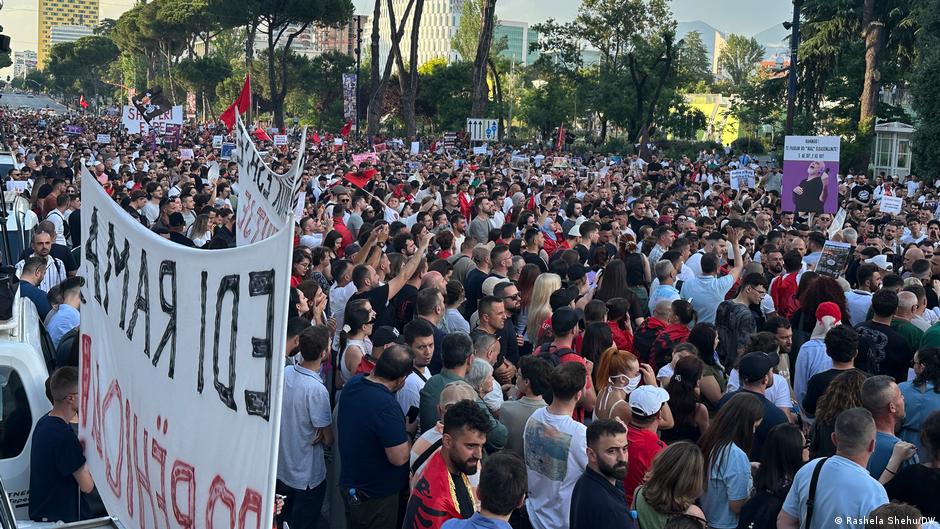 Revolucioni i flamingove     Nëse mijëra qytetarë dalin në rrugë  qeveria duhet të pyesë veten  Pse  