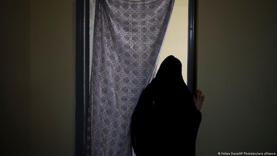Taliban hicab qaydalarını pozan 30-dan çox qadını həbs edib