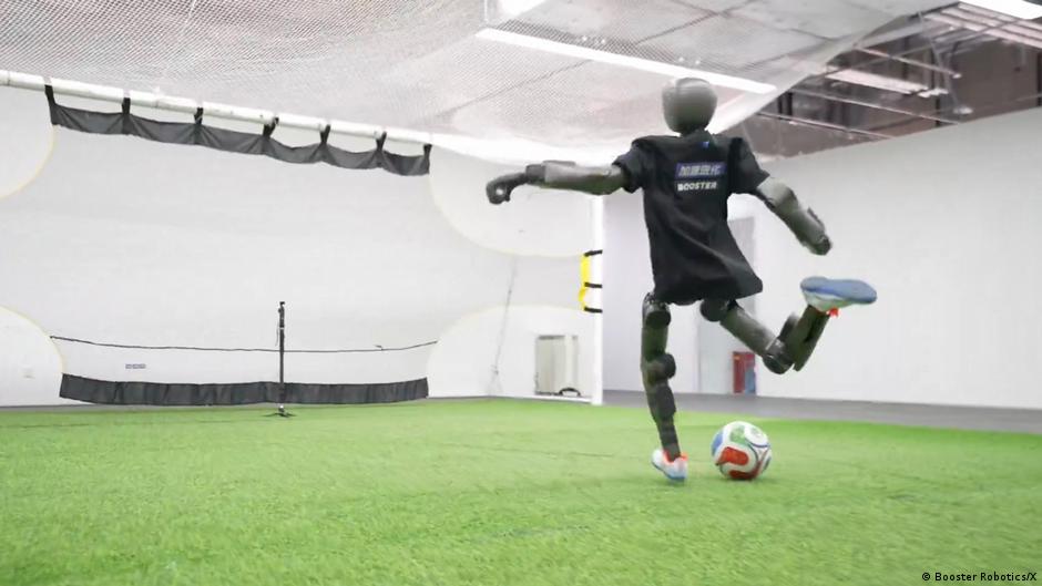 Pequeño robot futbolista sorprende con disparo capaz de dejar abolladura en una pared