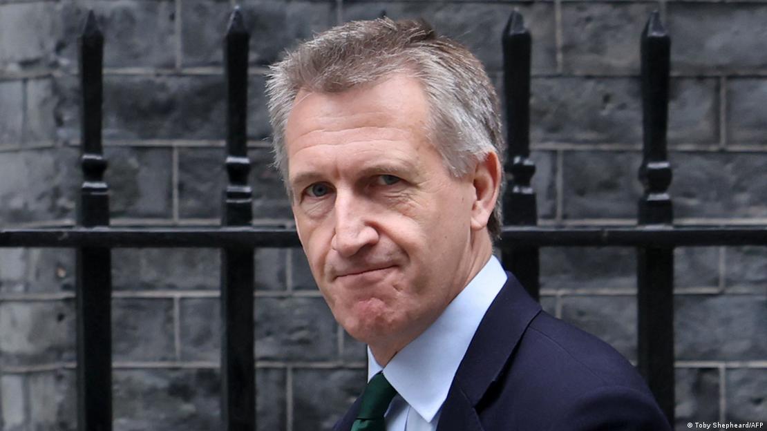 Großbritannien London 2026 | Neuer Verteidigungsminister Dan Jarvis trifft an Downing Street 10 ein und blickt in Richtung Kamera