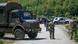 Kosovo Kačanik 2025 | Ein KFOR-LKW und zwei Soldaten versperren eine Landstraße (02.05.2025) Kosovo Kačanik 2025 | Ein KFOR-LKW und zwei Soldaten versperren eine Landstraße (02.05.2025)