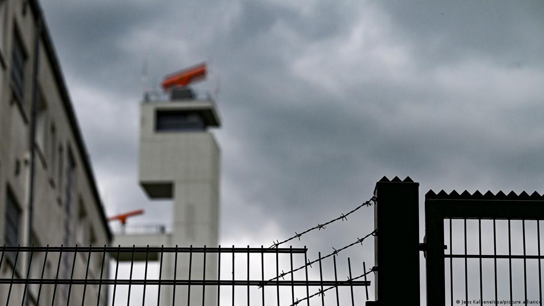 Το νέο Κέντρο Ασύλου στο παλιό αεροδρόμιο Σένεφελντ του Βερολίνου εγκαινίασε ο υπ. Εσωτερικών Αλεξάντερ Ντόμπριντ 