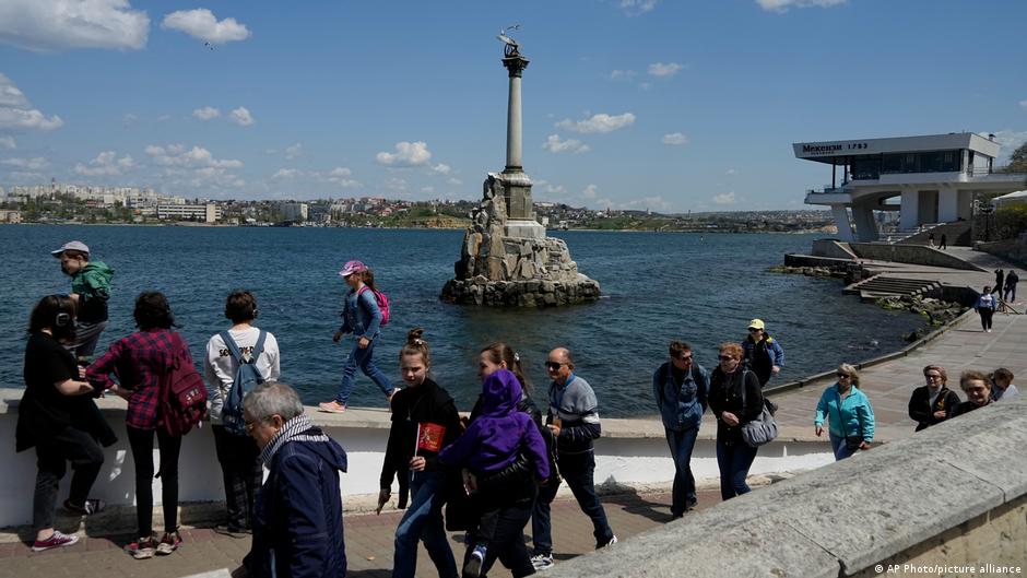 В Севастополе остановлена продажа бензина и сокращена работа транспорта