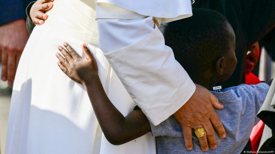 El papa León XIV saluda a niños durante un encuentro con migrantes en el centro "Las Raíces", en San Cristóbal de La Laguna, a las afueras de Santa Cruz de Tenerife (isla de Tenerife, Canarias), el 12 de junio de 2026.