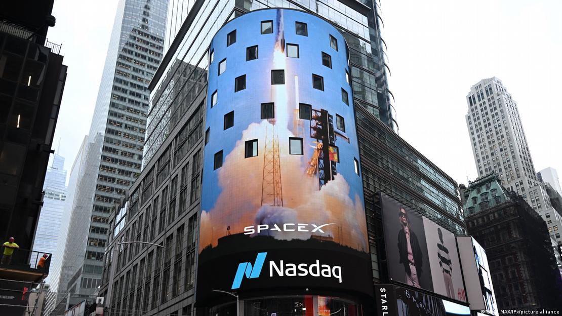 New York'taki Nasdaq binasında SpaceX halka arzını duyuran dev ekran görülüyor