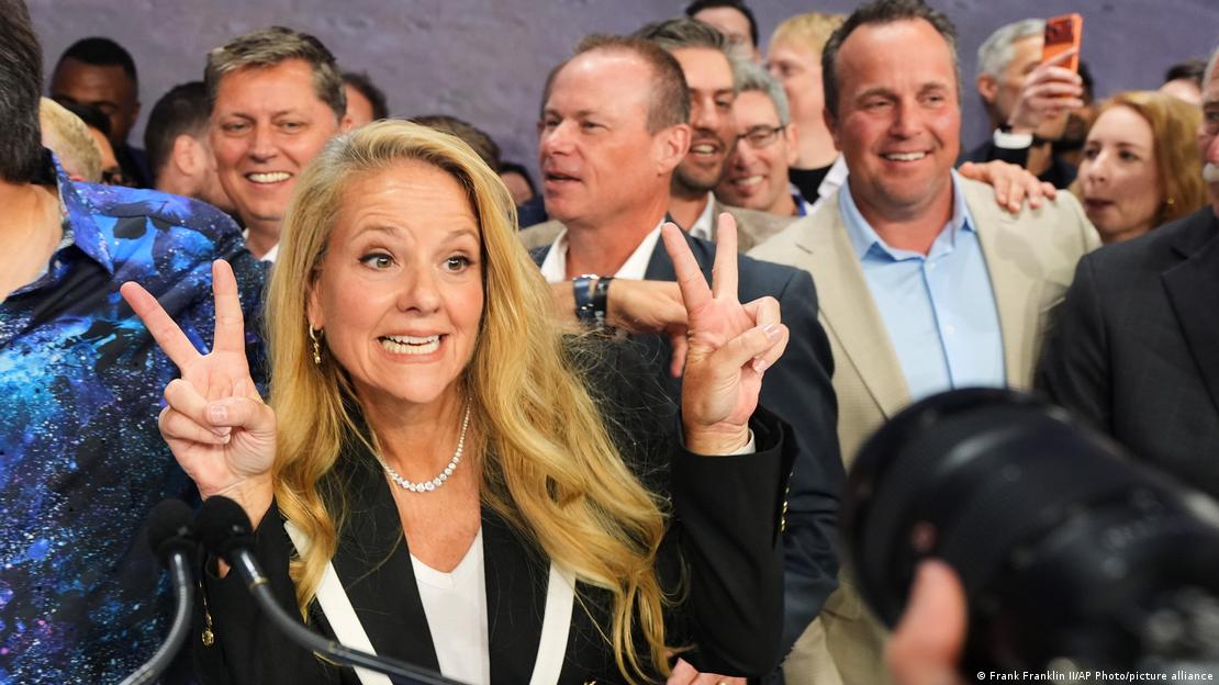 SpaceX’in Başkanı ve Operasyon Direktörü Gwynne Shotwell, New York'ta SpaceX'in halka arzı için yapılan çan çalma töreninde objektife poz veriyor. SpaceX’in Başkanı ve Operasyon Direktörü Gwynne Shotwell, New York'ta SpaceX'in halka arzı için yapılan çan çalma töreninde objektife poz veriyor.
