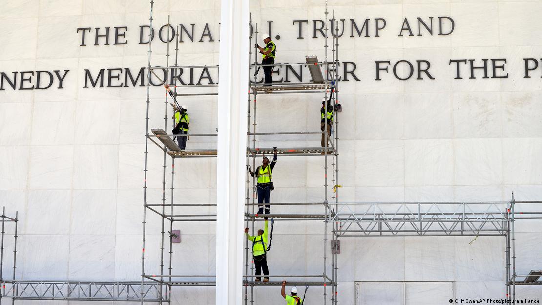 Trabajadores instalan andamios el viernes frente al letrero del Centro John F. Kennedy para las Artes Escénicas en Washington, para proceder a retirar el nombre de Donald Trump.  (12.06.2026)