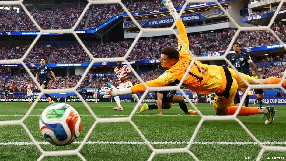 EE.UU. brilla en su debut mundialista y golea a Paraguay