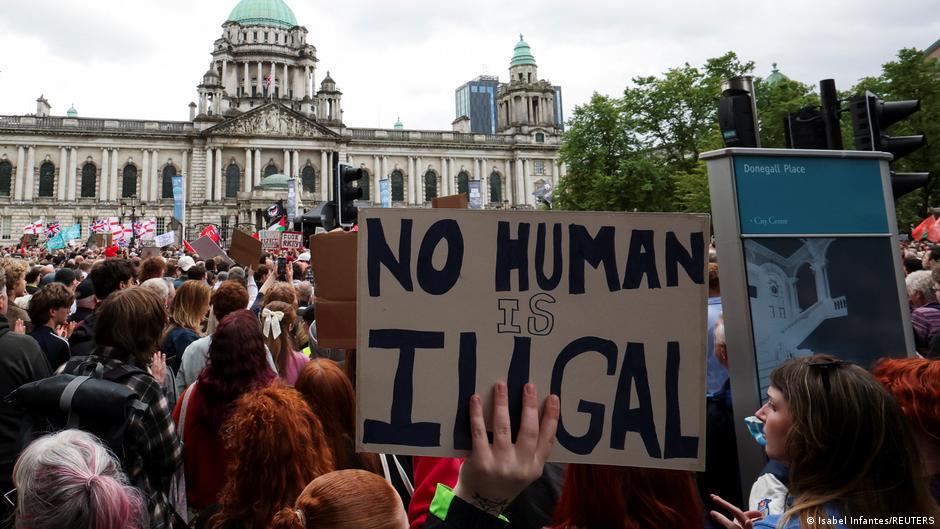Belfastda minlərlər irqçilik əleyhinə zorakılığı pisləyib