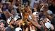 Los New York Knicks celebran con el Trofeo de Campeonato tras derrotar a domicilio los San Antonio Spurs en el quinto juego de la final. (13.06.2026) Los New York Knicks celebran con el Trofeo de Campeonato tras derrotar a domicilio los San Antonio Spurs en el quinto juego de la final. (13.06.2026)