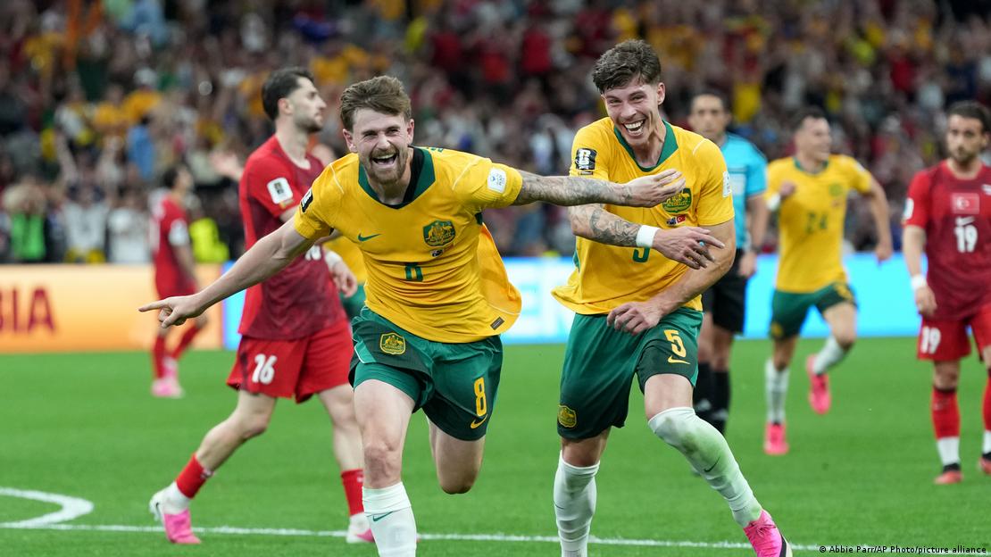 Attığı gol sonrası tribünlere doğru koşan Avustralyalı futbolcu Connor Metcalfe Attığı gol sonrası tribünlere doğru koşan Avustralyalı futbolcu Connor Metcalfe