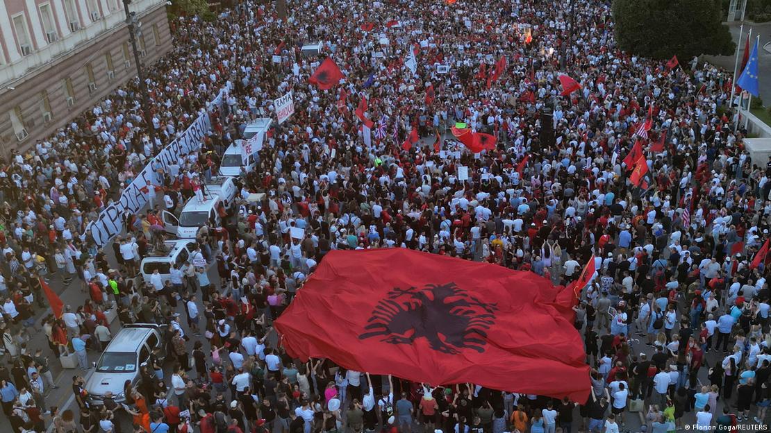 Pamje nga protesta në Tiranë, protestuesit me flamur