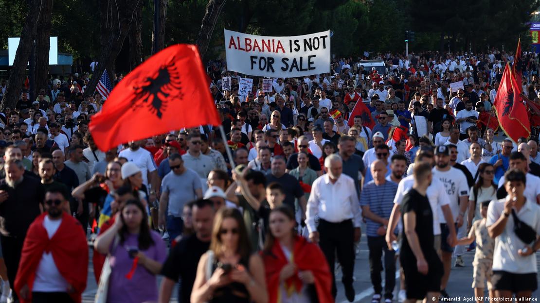 Pamje nga protesta në Tiranë