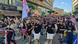 Tineri cu steaguri și umbrele în culorile curcubeului la marșul Bucharest Pride în centrul Bucureștiului Tineri cu steaguri și umbrele în culorile curcubeului la marșul Bucharest Pride în centrul Bucureștiului