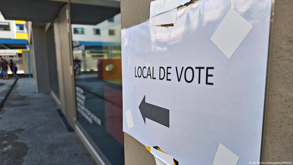 İsviçre'de Haziran 2026'daki referandum sırasında Cenevre'deki bir oy merkezi için asılan "Oy yeri" ibaresi