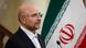 Parlamentspräsident Ghalibaf an einem Mikrofon neben der iranischen Flagge Parlamentspräsident Ghalibaf an einem Mikrofon neben der iranischen Flagge