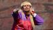Cantor Oliver Tree aponta microfone para a plateia durante show Cantor Oliver Tree aponta microfone para a plateia durante show