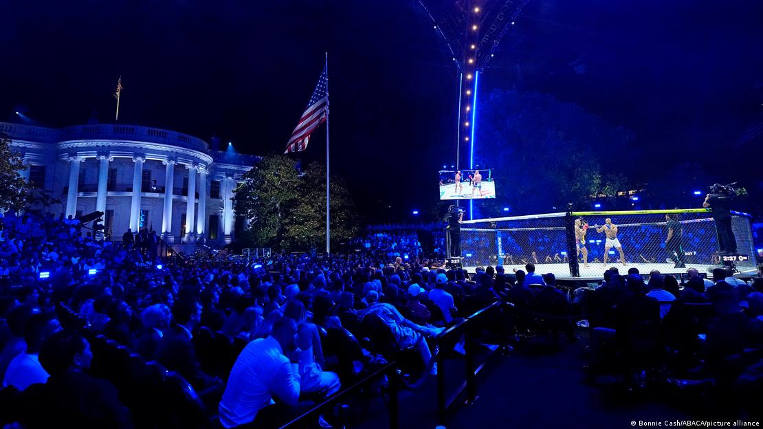 Alex Pereira se enfrenta a Ciryl Gane durante su combate por el título interino de peso pesado en el UFC Freedom 250, celebrado en el Jardín Sur de la Casa Blanca, en Washington D. C. (14.06.2026) Alex Pereira se enfrenta a Ciryl Gane durante su combate por el título interino de peso pesado en el UFC Freedom 250, celebrado en el Jardín Sur de la Casa Blanca, en Washington D. C. (14.06.2026)
