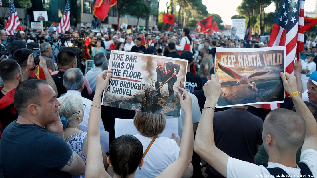 Një grup protestuesish duke marshuar me pankarta në një protestë publike