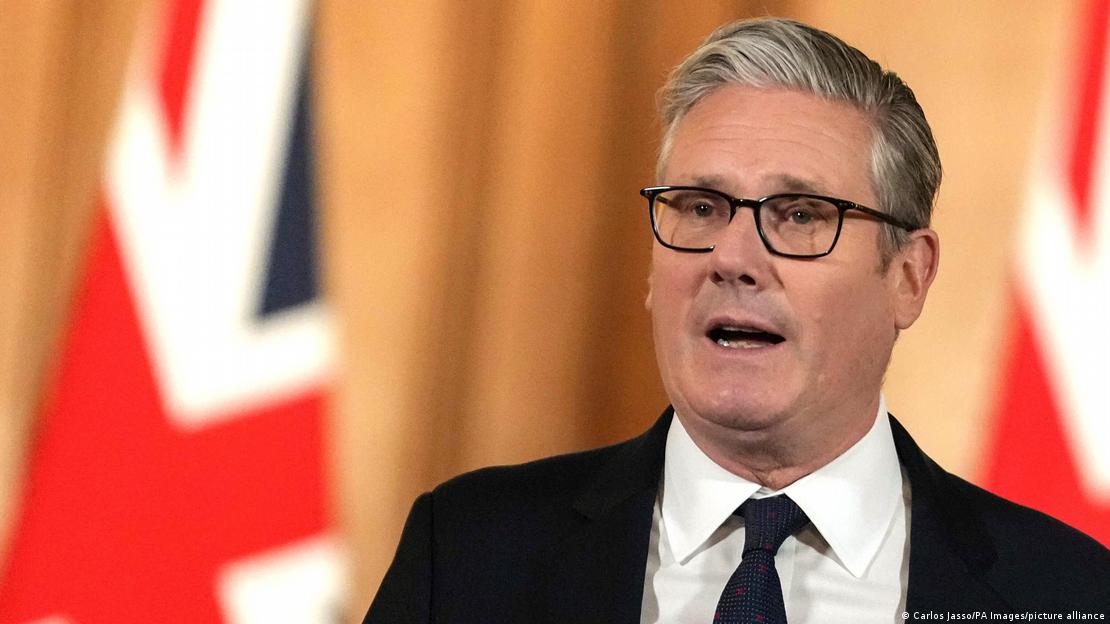 Keir Starmer ante una bandera británica. Keir Starmer ante una bandera británica.
