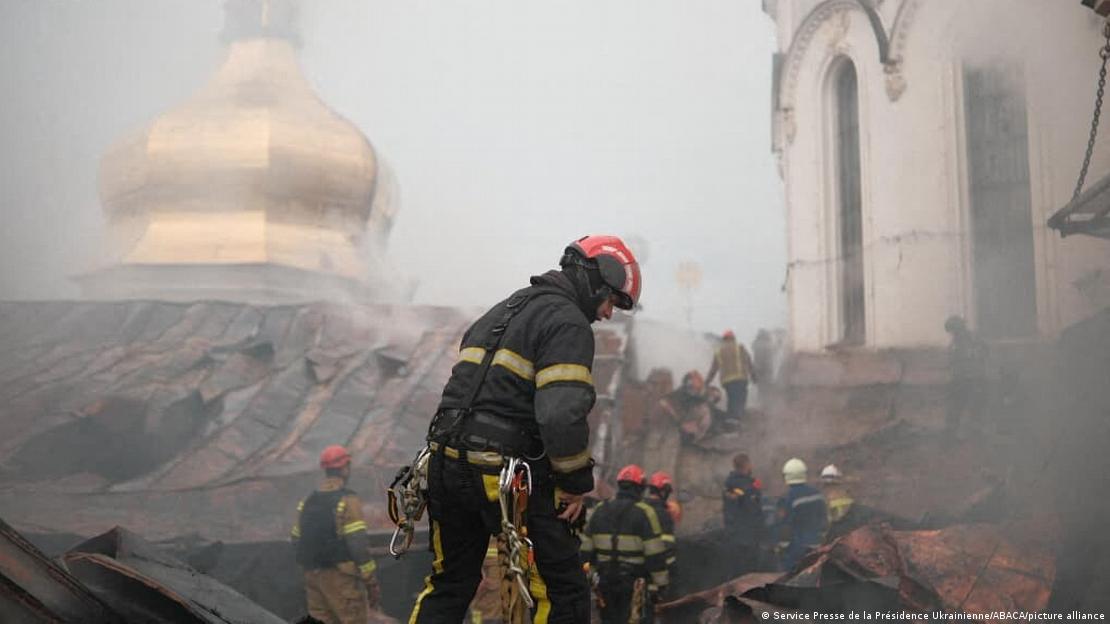 Bombeiros examinam escombros deixados por incêndio na Catedral da Dormição em Kiev Bombeiros examinam escombros deixados por incêndio na Catedral da Dormição em Kiev