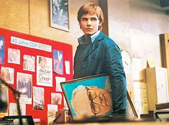Daniel Brühl vor Pinwand mit Honecker-Bild unterm Arm - Szene aus Good Bye, Lenin! (Foto: AP Photo/X-Filme, HO)