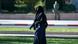 Mulher caminha em parque no Marrocos vestindo um niqab, traje islâmico que deixa apenas os olhos à mostra