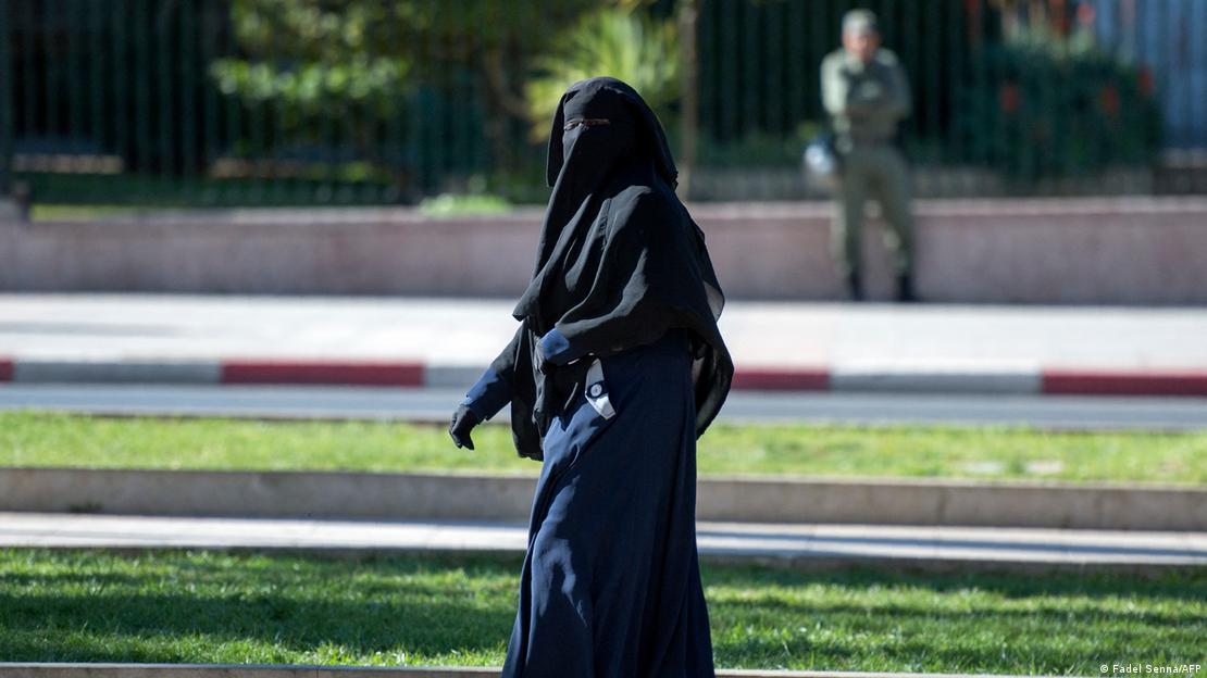 Mulher caminha em parque no Marrocos vestindo um niqab, traje islâmico que deixa apenas os olhos à mostra