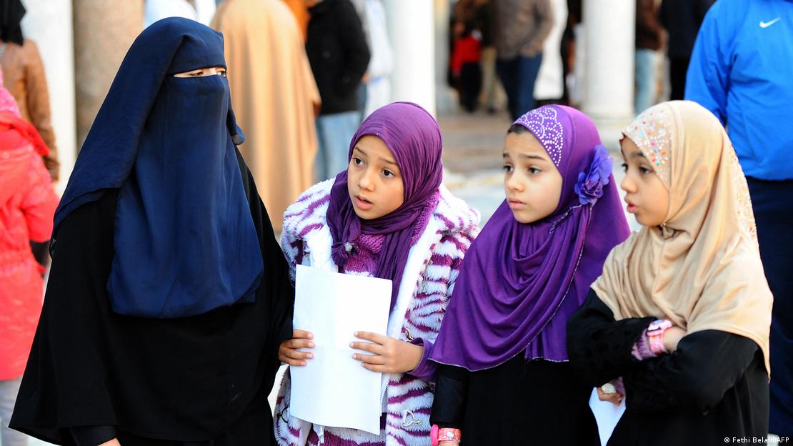 تجمعت عائلة مسلمة تونسية لإحياء ذكرى مولد النبي محمد في موكب "المولد" بجامع الزيتونة في تونس، وذلك في 13 يناير 2014. تجمعت عائلة مسلمة تونسية لإحياء ذكرى مولد النبي محمد في موكب "المولد" بجامع الزيتونة في تونس، وذلك في 13 يناير 2014.