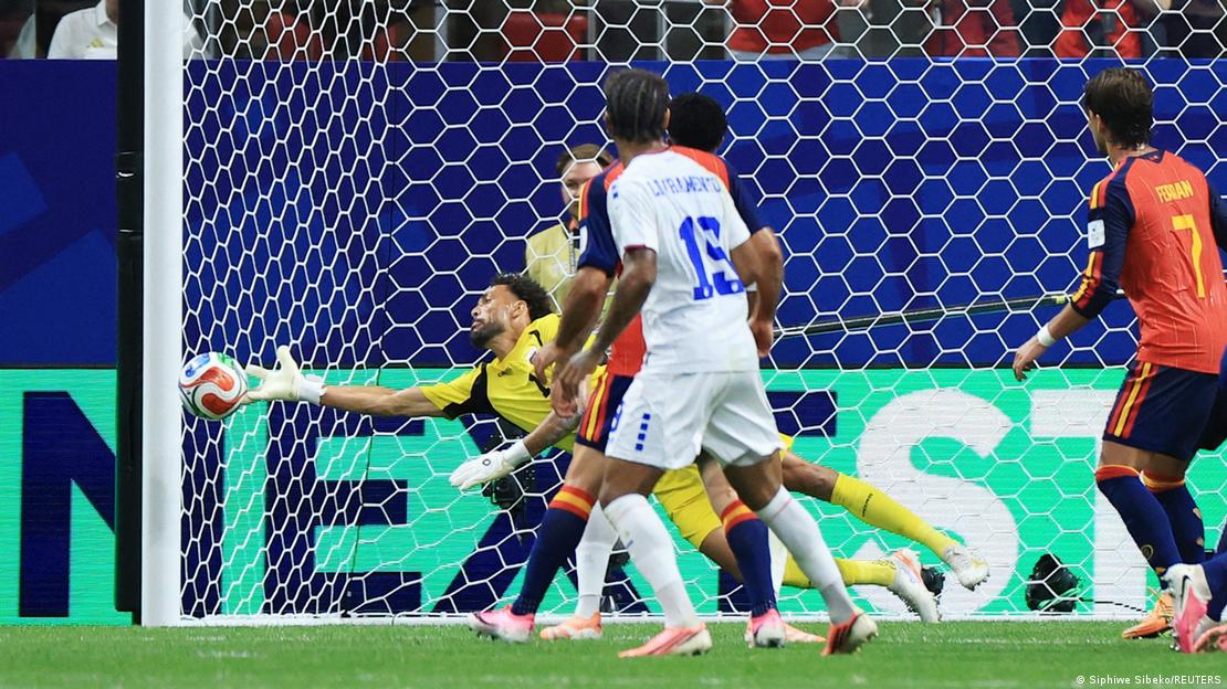 Defesa de Vozinha no jogo contra a Espanha
