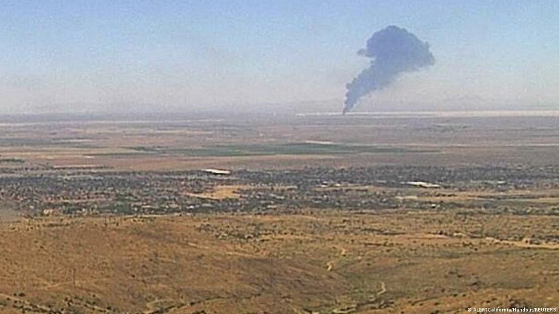Una imagen fija captada por una cámara de vigilancia de incendios de California muestra una gran columna de humo saliendo de la Base Aérea Edwards tras el accidente de un bombardero B-52 de la Fuerza Aérea de EE. UU. en California. (15.06.2026) Una imagen fija captada por una cámara de vigilancia de incendios de California muestra una gran columna de humo saliendo de la Base Aérea Edwards tras el accidente de un bombardero B-52 de la Fuerza Aérea de EE. UU. en California. (15.06.2026)