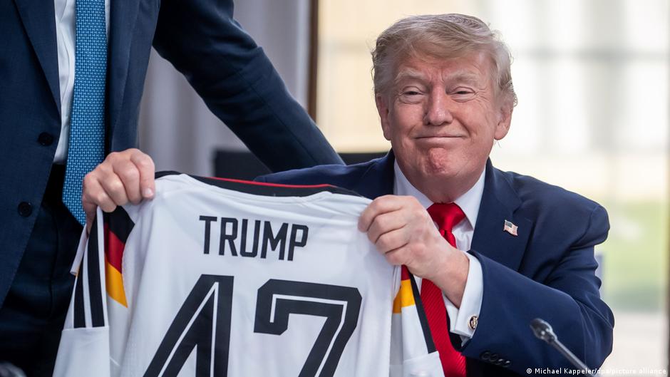 G7: Merz regala a Trump una camiseta de la selección alemana con su apellido y el 47 en la espalda
