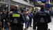 Protestierende hinter Bundespolizisten am Flughafen Leipzig/Halle Protestierende hinter Bundespolizisten am Flughafen Leipzig/Halle