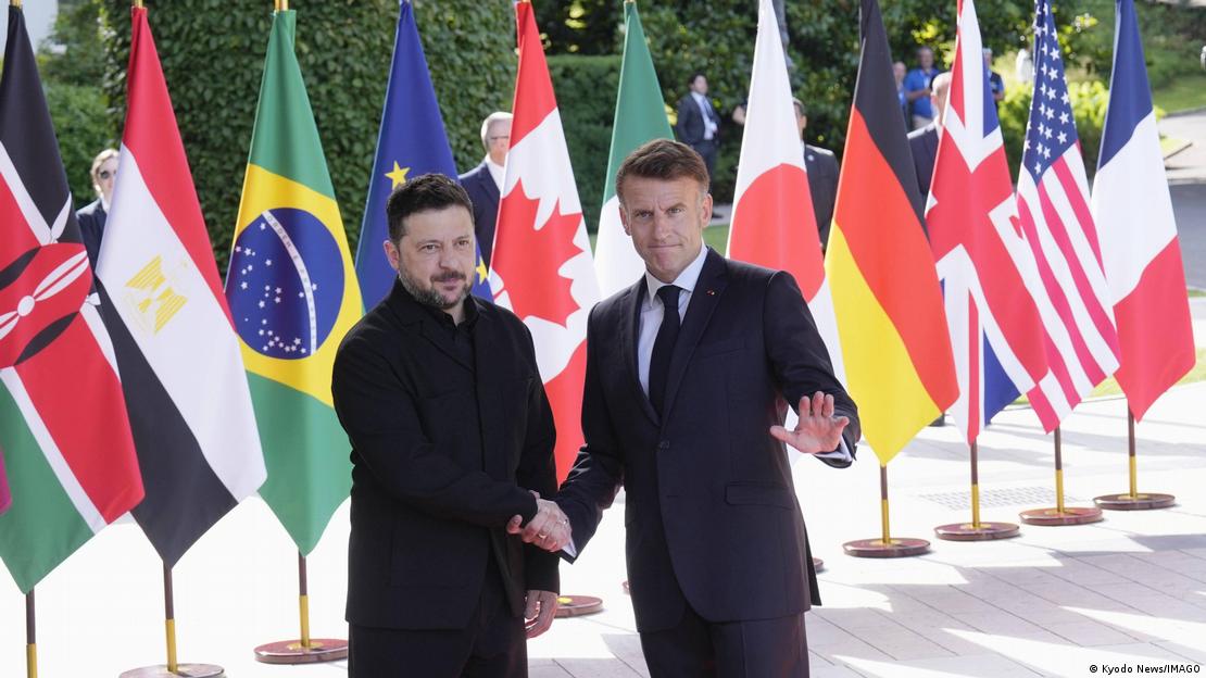 O presidente da França, Emmanuel Macron, e o da Ucrânia, Volodimir Zelenski, apertam as mãos