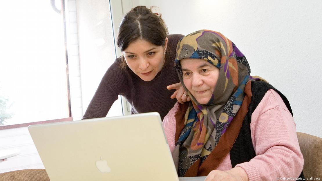 امرأة تركية تتلقى دورة في الحاسوب في دار رعاية المسنين يوم 23 مارس 2007 بمدينة هيرنه، شمال الراين وستفاليا، ألمانيا امرأة تركية تتلقى دورة في الحاسوب في دار رعاية المسنين يوم 23 مارس 2007 بمدينة هيرنه، شمال الراين وستفاليا، ألمانيا