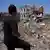 Líbano, Kfar Sir 2026 | Un hombre inspecciona la destrucción tras un ataque israelí.