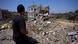 Homem olha prédio no Líbano destruído pelas forças israelenses