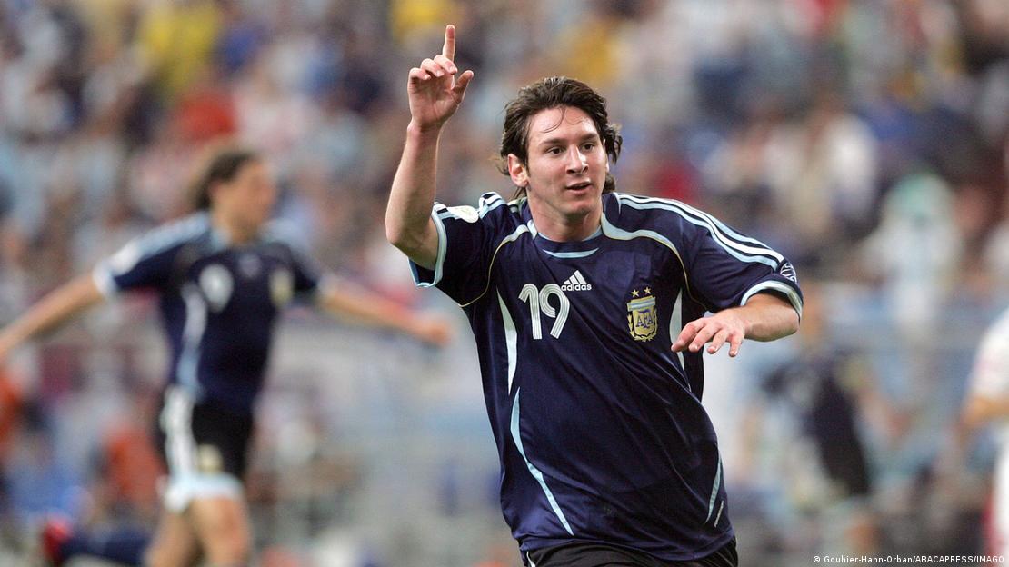 Lionel Messi, de 18 años, celebra un gol en el partido entre Argentina y Serbia Montenegro en el Mundial de Fútbol de 2006. (Archivo: 16.06.2006)